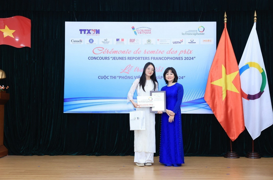 Tổng biên tập Báo Le Courrier du Vietnam Nguyễn Hồng Nga trao giải Nhì cho đại diện thí sinh Lê Thị Ngọc Lan (Đại học Cần Thơ). (Ảnh: Tuấn Anh/TTXVN)