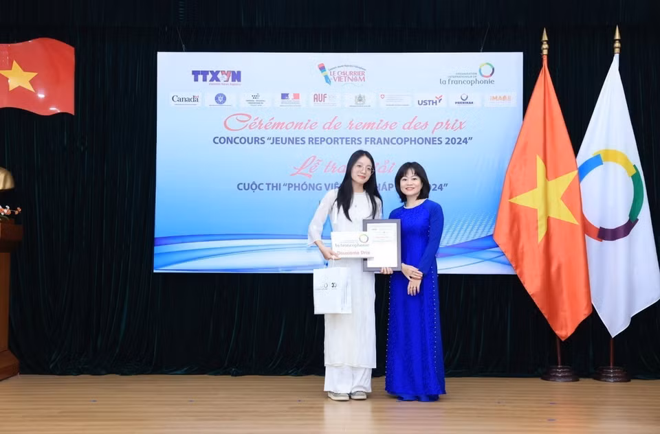 Tổng biên tập Báo Le Courrier du Vietnam Nguyễn Hồng Nga trao giải Nhì cho đại diện thí sinh Lê Thị Ngọc Lan (Đại học Cần Thơ). (Ảnh: Tuấn Anh/TTXVN)