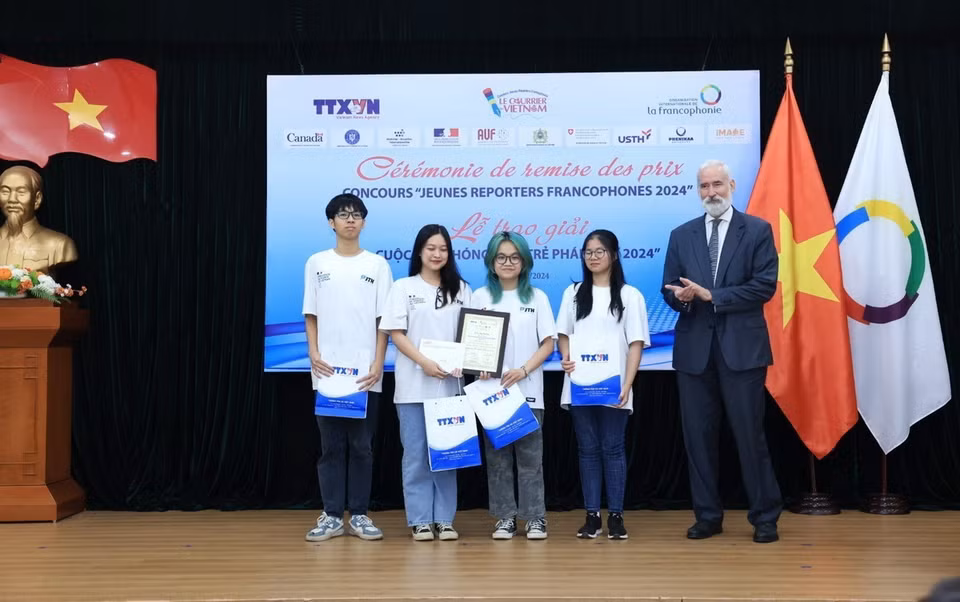 Nhóm thí sinh đạt giải của Văn phòng khu vực Châu Á-Thái Bình Dương của Tổ chức đại học Pháp ngữ dành cho “Sinh viên tài năng”. (Ảnh: Tuấn Anh/TTXVN)