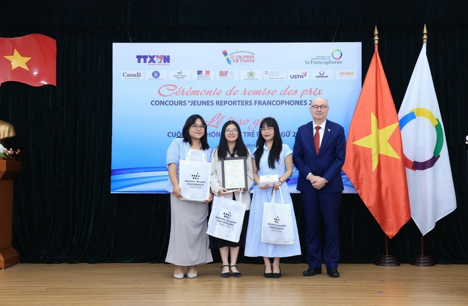 Trưởng đại diện Phái đoàn Wallonie-Bruxelles tại Việt Nam Pierre Du Ville trao giải Ba cho nhóm thí sinh. (Ảnh: Tuấn Anh/TTXVN)