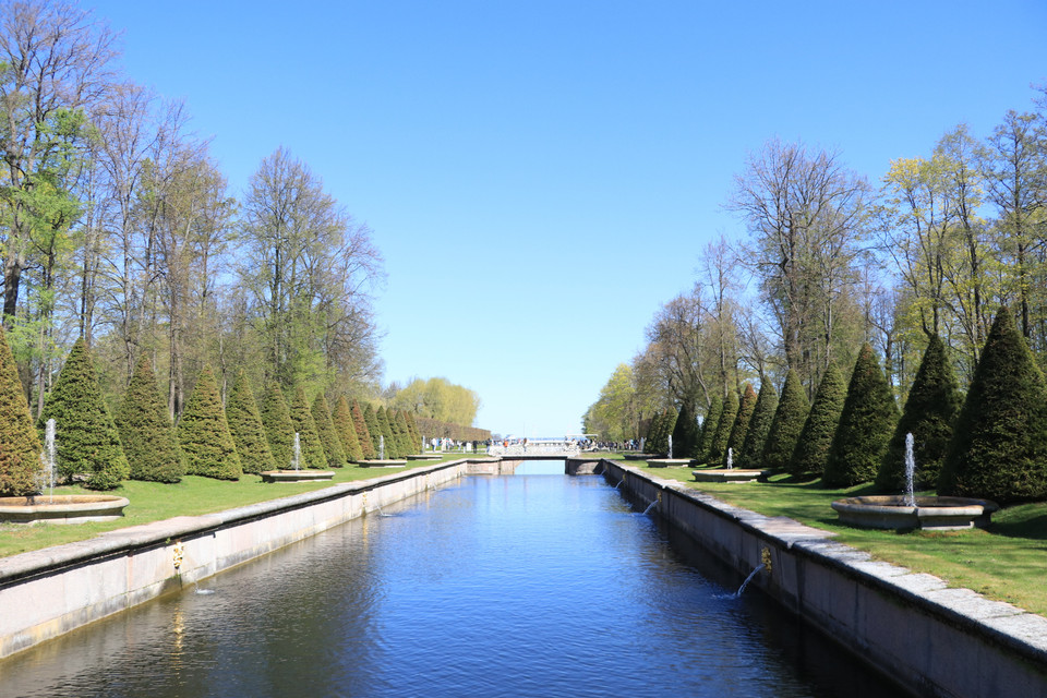 Trong ảnh là kênh đào dẫn nước từ biển Baltic vào khu vực tháp nước chính ở trước mặt Cung điện mùa Hè. (Ảnh: Hùng Võ/Vietnam+)
