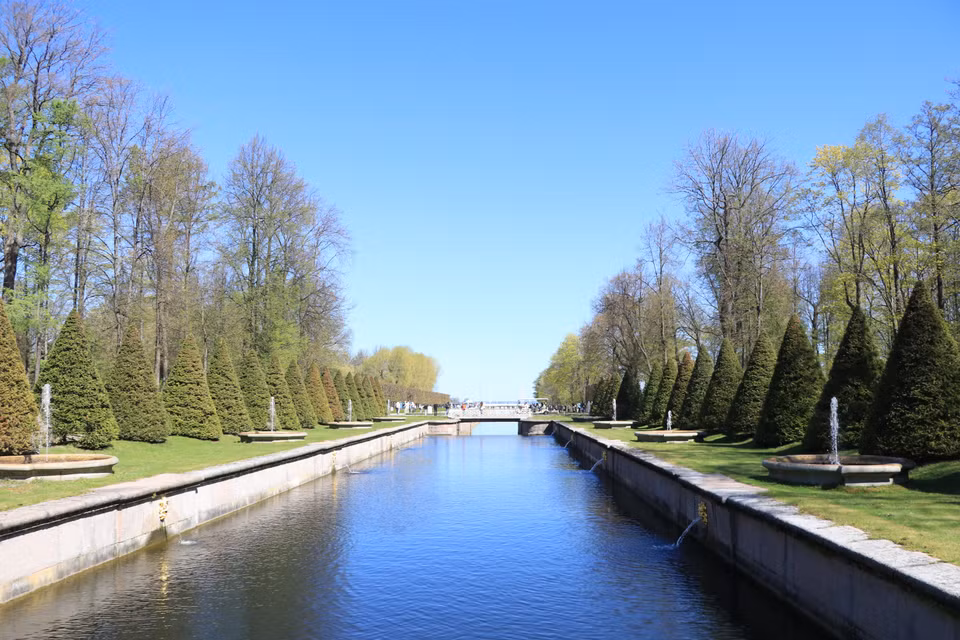 Trong ảnh là kênh đào dẫn nước từ biển Baltic vào khu vực tháp nước chính ở trước mặt Cung điện mùa Hè. (Ảnh: Hùng Võ/Vietnam+)