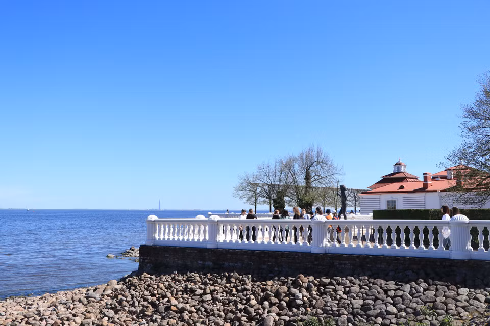 Cung điện Peterhof có một lịch sử lâu đời và đầy thăng trầm. Nó được xây dựng vào thế kỷ 18 dưới sự chỉ đạo của Peter I (còn được gọi là Peter Đại đế) của Nga. Đây là một trong những dự án kiến trúc vĩ đại của Peter I và được coi là biểu tượng của triều đại Nga xưa. (Ảnh: Hùng Võ/Vietnam+)