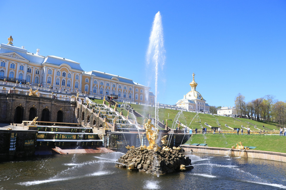 Cung điện mùa Hè (Peterhof) là quần thể kiến trúc lộng lẫy với 7 công viên, 20 lâu đài và tiền sảnh, 140 đài phun nước đặc biệt. Cung điện này nằm cách thành phố Saint Petersburg (thành phố lớn thứ hai của nước Nga - sau Thủ đô Moskva) khoảng 20km. (Ảnh: Hùng Võ/Vietnam+)