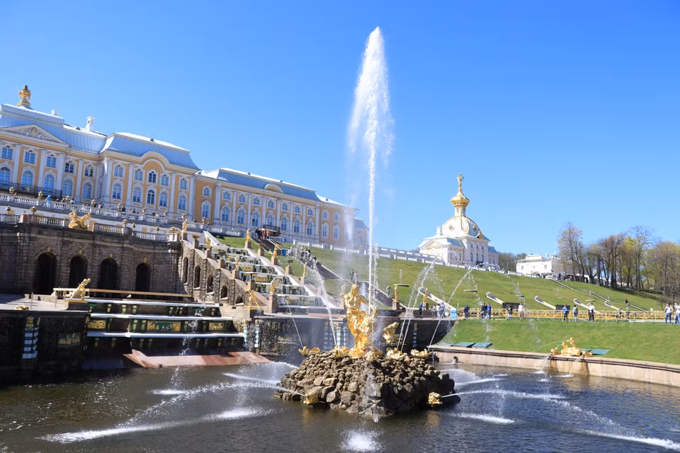Cung điện mùa Hè (Peterhof) là quần thể kiến trúc lộng lẫy với 7 công viên, 20 lâu đài và tiền sảnh, 140 đài phun nước đặc biệt. Cung điện này nằm cách thành phố Saint Petersburg (thành phố lớn thứ hai của nước Nga - sau Thủ đô Moskva) khoảng 20km. (Ảnh: Hùng Võ/Vietnam+)