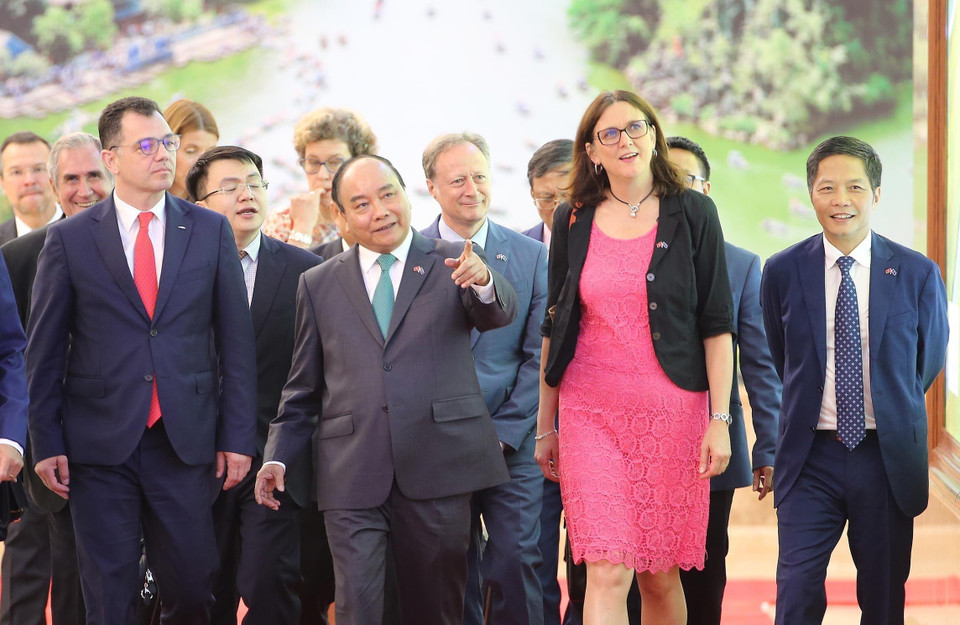 Thủ tướng Nguyễn Xuân Phúc, Bộ trưởng Bộ Công thương Trần Tuấn Anh, Cao ủy Liên minh châu Âu phụ trách thương mại Cecilia Malmström, Bộ trưởng Phụ trách kinh doanh, thương mại và doanh nghiệp của Romania Stefan-Radu Oprea đến dự Lễ ký Hiệp định Thương mại tự do và Hiệp định Bảo hộ đầu tư (EVFTA và EVIPA) giữa Việt Nam và Liên minh châu Âu (EU). (Ảnh: Thống Nhất/TTXVN)