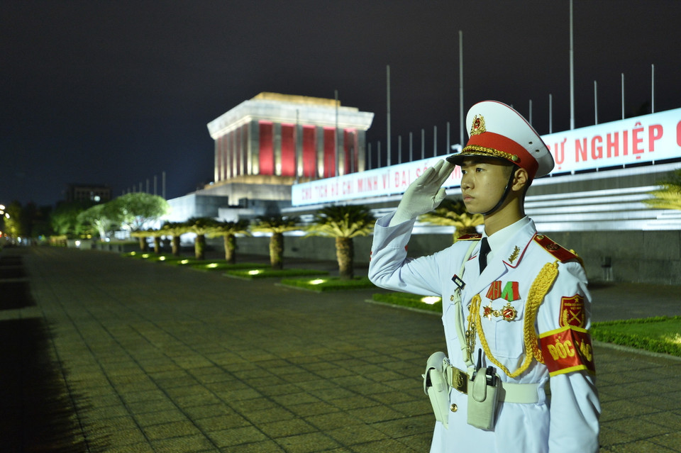 Chiến sỹ tiêu binh ngày đêm canh giấc ngủ cho Người. (Ảnh: Minh Đức/TTXVN)