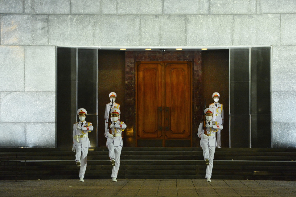 Các chiến sỹ tiêu binh đổi gác để canh giác ngủ cho Người. (Ảnh: Minh Đức/TTXVN)