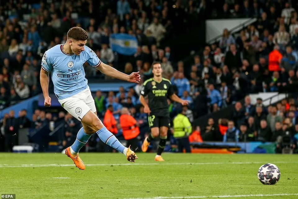 ...trước khi Alvarez ghi bàn ấn định chiến thắng đậm 4-0 cho Man City. (Nguồn: EPA)