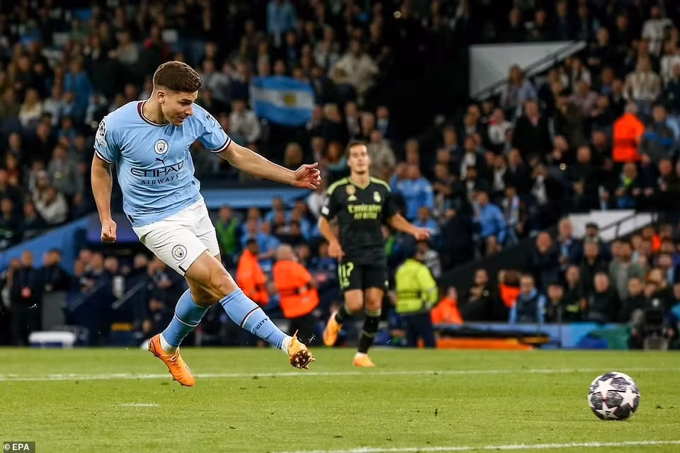 ...trước khi Alvarez ghi bàn ấn định chiến thắng đậm 4-0 cho Man City. (Nguồn: EPA)