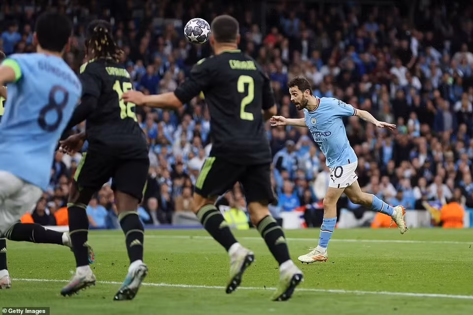 Đến phút 37, Silva tiếp tục ghi bàn nhân đôi cách biệt...(Nguồn: Getty Images)