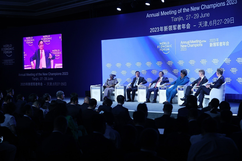 Trong khuôn khổ Hội nghị thường niên các nhà tiên phong lần thứ 14 của Diễn đàn Kinh tế Thế giới (WEF) tại Thiên Tân (Trung Quốc), sáng 27/6/2023, Thủ tướng Phạm Minh Chính dự phiên toàn thể Đương đầu với các cơn gió ngược: Khởi động lại tăng trưởng trong bối cảnh mong manh. (Ảnh: Dương Giang/TTXVN)