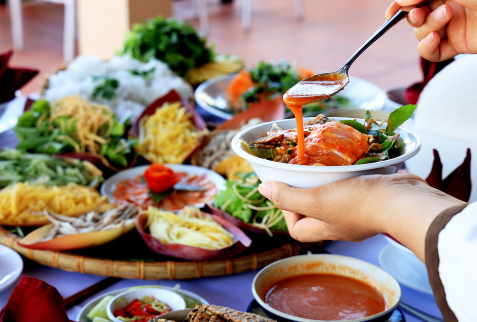 Nước chấm ăn Lẩu Thả được chế từ đặc sản nước mắm cá cơm Phan Thiết, pha với tỏi, me khô, ớt và đậu phộng rang xay nhuyễn. (Ảnh: Hồng Đạt/TTXVN)