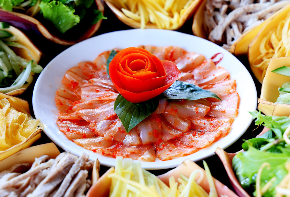 Đĩa cá mai trắng ngần điểm thêm những chấm đỏ tươi của ớt, đặt chính giữa như nhụy hoa. (Ảnh: Hồng Đạt/TTXVN)