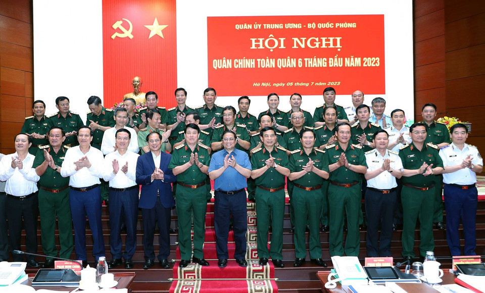 Thủ tướng Phạm Minh Chính và các đại biểu dự Hội nghị Quân chính Toàn quân 6 tháng đầu năm 2023. (Ảnh: Trọng Đức/TTXVN)