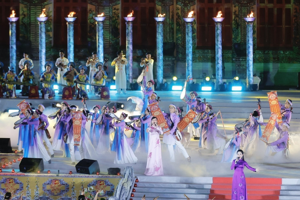 Tiết mục nghệ thuật biểu diễn trong đêm bế mạc. (Ảnh: Minh Quyết/TTXVN)