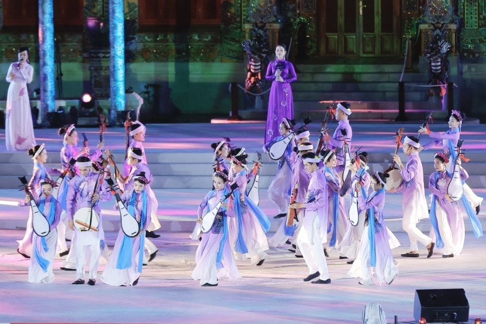 Tiết mục nghệ thuật biểu diễn trong đêm bế mạc. (Ảnh: Minh Quyết/TTXVN)