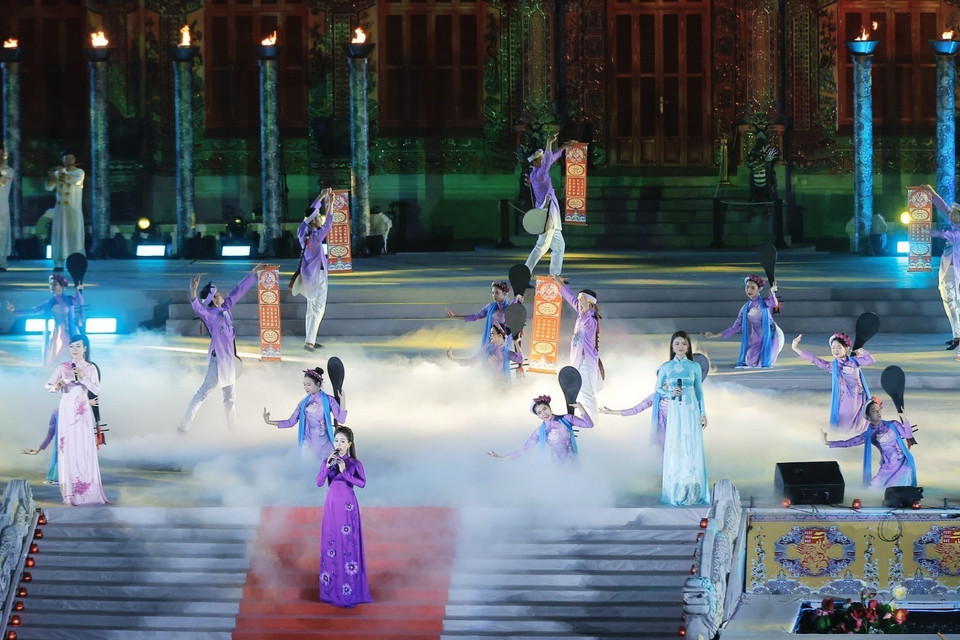 Tiết mục nghệ thuật biểu diễn trong đêm bế mạc. (Ảnh: Minh Quyết/TTXVN)