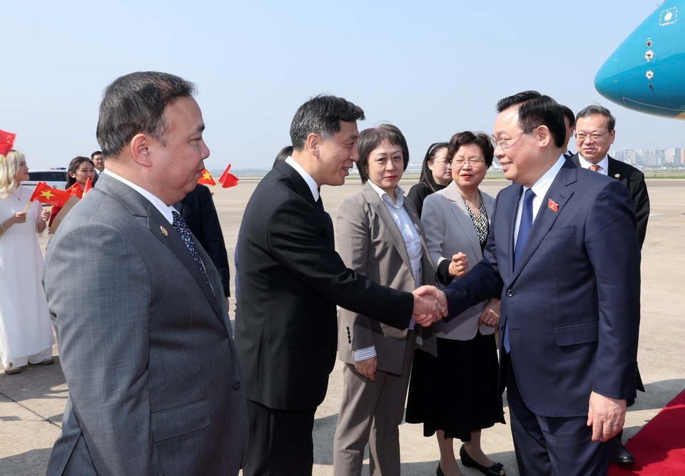 Lãnh đạo thành phố Thượng Hải đón Chủ tịch Quốc hội Vương Đình Huệ tại Sân bay quốc tế Hồng Kiều Thượng Hải. (Ảnh: Nhan Sáng/TTXVN)