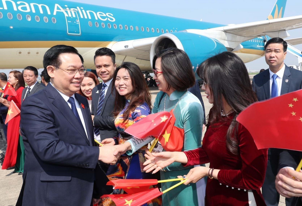 Cán bộ, nhân viên Tổng Lãnh sự quán và đại diện kiều bào ở Thượng Hải đón Chủ tịch Quốc hội Vương Đình Huệ tại Sân bay quốc tế Hồng Kiều Thượng Hải. (Ảnh: Nhan Sáng/TTXVN)