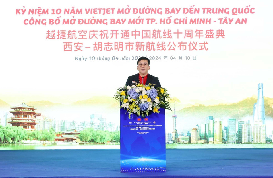 Ông Đinh Việt Phương, Tổng Giám đốc Hãng Hàng không Vietjet công bố mở đường bay tới Thiểm Tây (Trung Quốc). (Ảnh: Nhan Sáng/TTXVN)