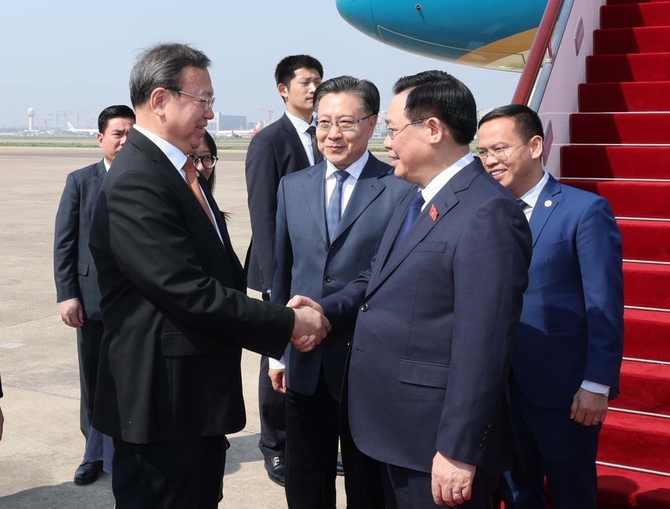 Lãnh đạo thành phố Thượng Hải đón Chủ tịch Quốc hội Vương Đình Huệ tại Sân bay quốc tế Hồng Kiều Thượng Hải. (Ảnh: Nhan Sáng/TTXVN)