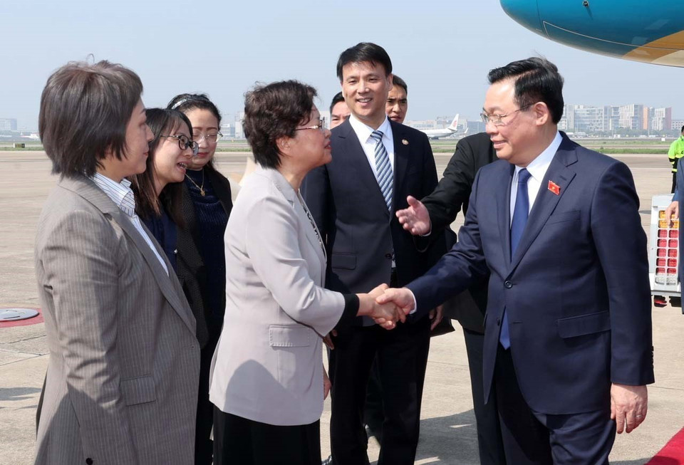 Lãnh đạo thành phố Thượng Hải đón Chủ tịch Quốc hội Vương Đình Huệ tại Sân bay quốc tế Hồng Kiều Thượng Hải. (Ảnh: Nhan Sáng/TTXVN)