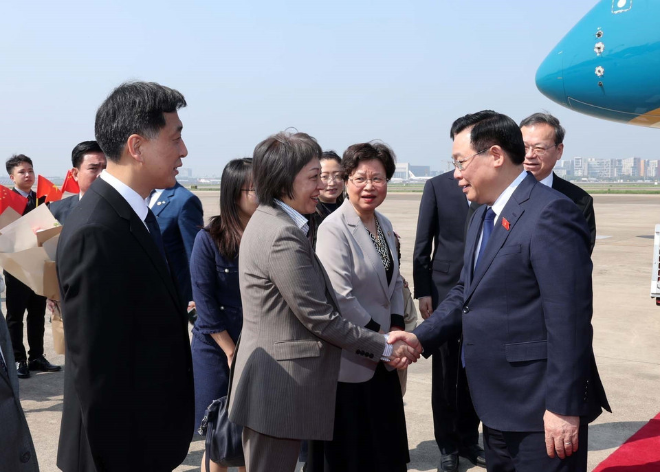 Lãnh đạo thành phố Thượng Hải đón Chủ tịch Quốc hội Vương Đình Huệ tại Sân bay quốc tế Hồng Kiều Thượng Hải. (Ảnh: Nhan Sáng/TTXVN)