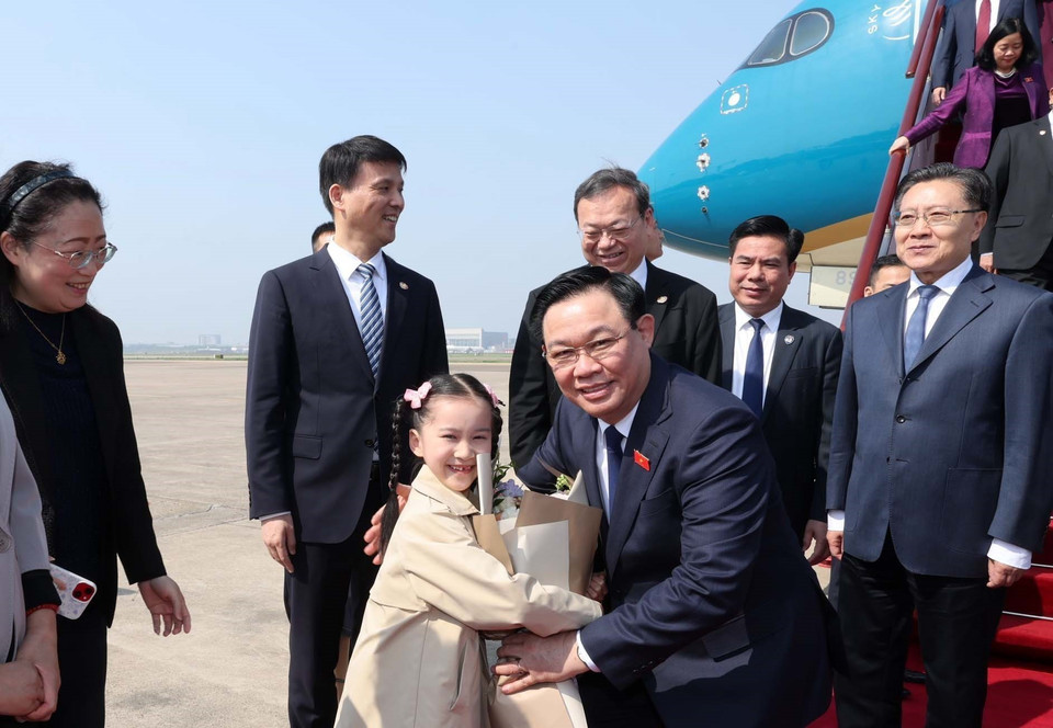 Lễ đón Chủ tịch Quốc hội Vương Đình Huệ tại Sân bay quốc tế Hồng Kiều Thượng Hải. (Ảnh: Nhan Sáng/TTXVN)