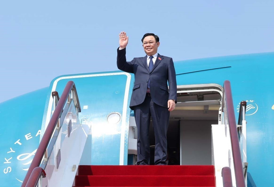 Chủ tịch Quốc hội Vương Đình Huệ đến Sân bay quốc tế Hồng Kiều Thượng Hải. (Ảnh: Nhan Sáng/TTXVN)