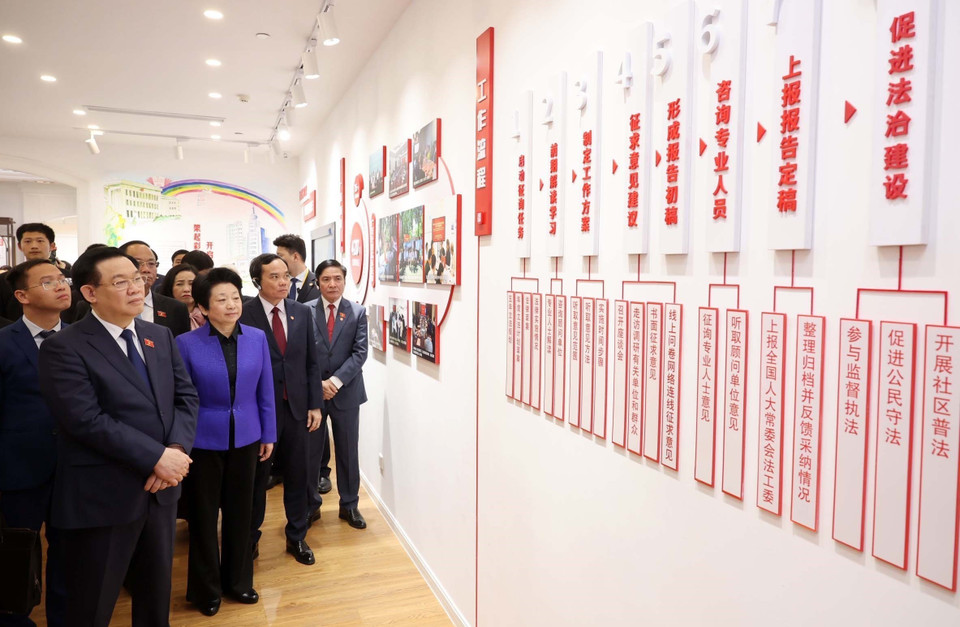 Chủ tịch Quốc hội Vương Đình Huệ đến thăm Trung tâm lập pháp Hồng Kiều. (Ảnh: Nhan Sáng/TTXVN)