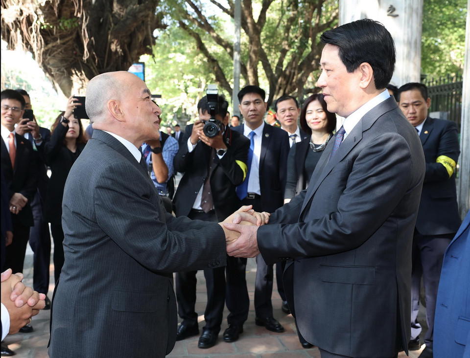 Chủ tịch nước Lương Cường đón Quốc vương Campuchia Norodom Sihamoni đến thăm Văn Miếu-Quốc Tử Giám. (Ảnh: Lâm Khánh/TTXVN)