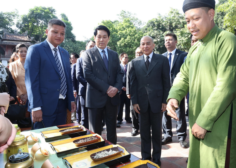 Chủ tịch nước Lương Cường và Quốc vương Campuchia Norodom Sihamoni nghe giới thiệu về trà quý của Việt Nam. (Ảnh: Lâm Khánh/TTXVN)