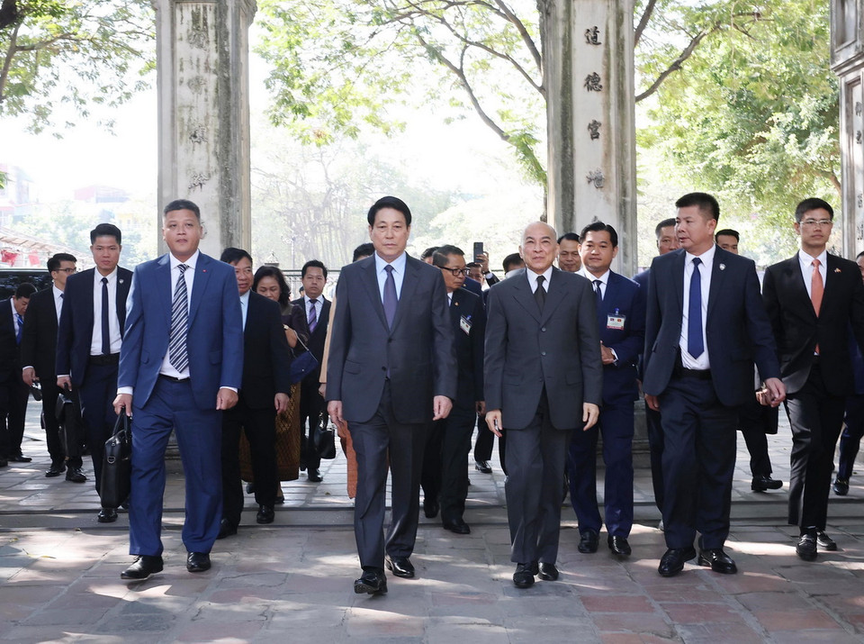 Chủ tịch nước Lương Cường đón Quốc vương Campuchia Norodom Sihamoni đến thăm Văn Miếu-Quốc Tử Giám. (Ảnh: Lâm Khánh/TTXVN)