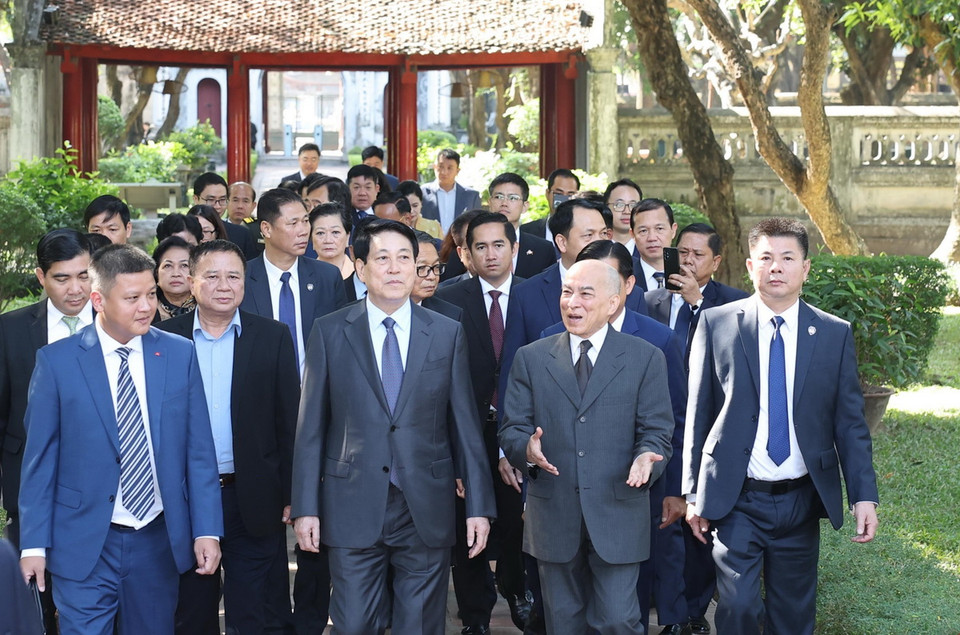 Chủ tịch nước Lương Cường và Quốc vương Campuchia Norodom Sihamoni thăm Văn Miếu-Quốc Tử Giám. (Ảnh: Lâm Khánh/TTXVN)