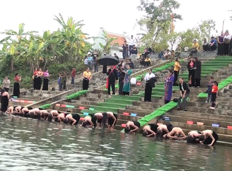 Đây là lễ hội có ý nghĩa hết sức quan trọng trong đời sống tâm linh của bà con người Thái nói chung và người Thái trắng Quỳnh Nhai nói riêng. (Ảnh: TTXVN phát)