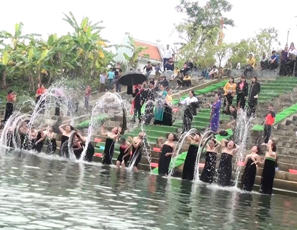 Dẹp xong giặc vào trưa 30 Tết Âm lịch, nàng Han ban lệnh cho quân sỹ nghỉ ngơi tắm gội để ăn mừng chiến thắng và đón năm mới. (Ảnh: TTXVN phát)