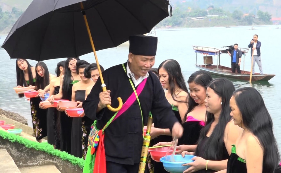 Lễ hội thể hiện tinh thần đoàn kết, tương thân tương ái, mang tính nhân văn sâu sắc và thân thiện của con người với tự nhiên. (Ảnh: TTXVN phát)