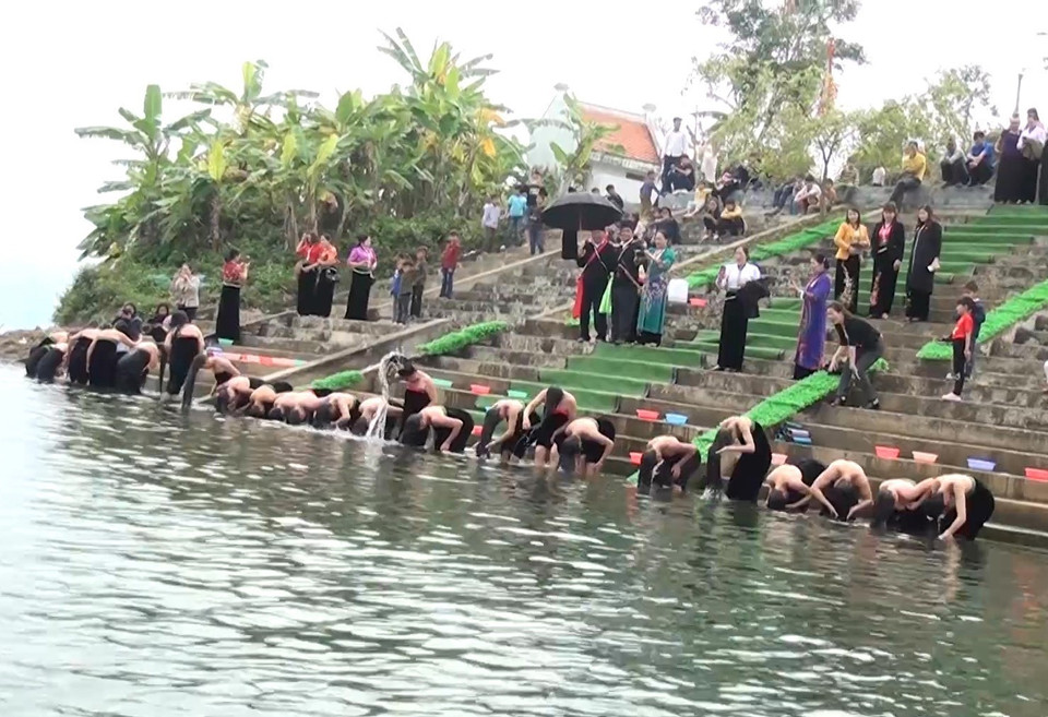 Trưa 4/2/2019 (tức 30 Tết ), Ủy ban nhân dân huyện Quỳnh Nhai, tỉnh Sơn La tổ chức Lễ hội gội đầu truyền thống năm 2019 tại bến gội đầu bản Pom Sinh, xã Chiềng Bằng. (Ảnh: TTXVN phát)