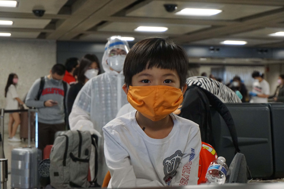 Một hành khách nhí trên chuyến bay thứ 2 của Vietnam Airlines đưa công dân Việt Nam từ Mỹ về nước. (Ảnh: Đặng Huyền/TTXVN)