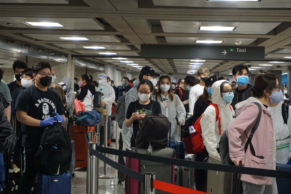 Công dân Việt Nam chuẩn bị về nước trên chuyến bay ngày 15/5 tại sân bay quốc tế Washington Dulles, Washington DC, Mỹ. (Ảnh: Đặng Huyền/TTXVN)