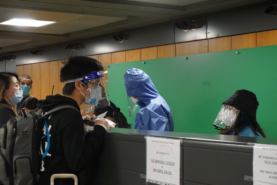 Người dân làm thủ tục tại khu vực hỗ trợ công dân của Đại sứ quán Việt Nam trong sân bay quốc tế Washington Dulles, Washington DC, Mỹ. (Ảnh: Đặng Huyền/TTXVN)