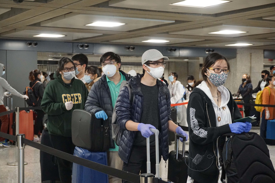 Hành khách vào khu vực kiểm tra của bộ phận hỗ trợ công dân của Đại sứ quán Việt Nam tại Mỹ tại sân bay quốc tế Washington Dulles, Washington DC, Mỹ. (Ảnh: Đặng Huyền/TTXVN)