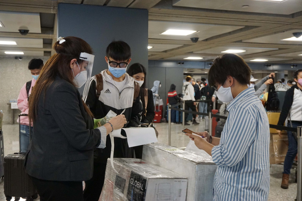 Công dân Việt Nam chuẩn bị về nước trên chuyến bay ngày 15/5 tại sân bay quốc tế Washington Dulles, Washington DC, Mỹ. (Ảnh: Đặng Huyền/TTXVN)