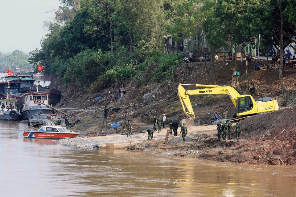Hoàn thiện đường dẫn xuống cầu phao phía bờ sông thuộc xã Hương Nộn, huyện Tam Nông. (Ảnh: Trọng Đức/TTXVN)