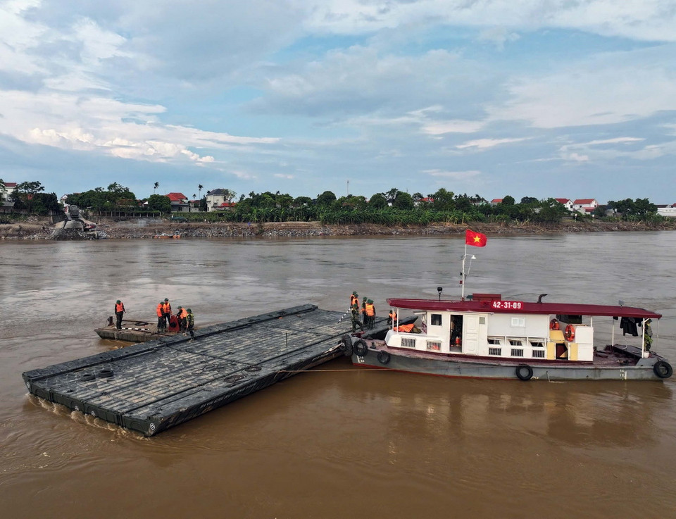 Kiểm tra lưu lượng dòng chảy trước khi chính thức lắp đặt cầu phao. (Ảnh: Trọng Đức/TTXVN)