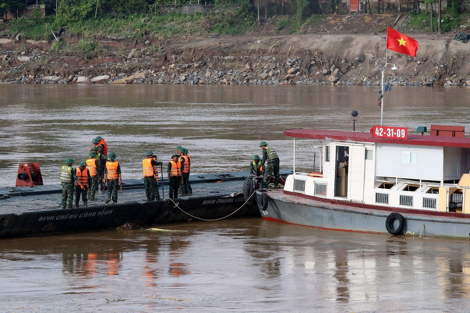 Kiểm tra lưu lượng dòng chảy trước khi chính thức lắp đặt cầu phao. (Ảnh: Trọng Đức/TTXVN)