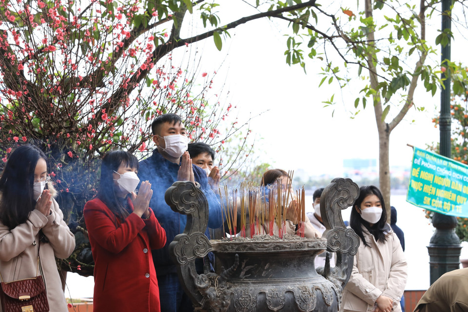 Người dân đến cúng bái tại Phủ Tây Hồ ngày 13/2/2022 (tức 13 tháng Giêng năm Nhâm Dần). (Ảnh: Hoàng Hiếu/TTXVN)