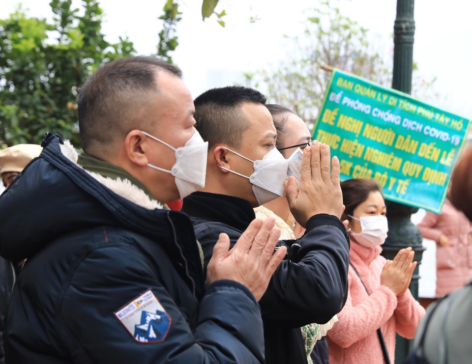 Thành tâm khấn vái cầu phúc, cầu an… cho gia đình trong Năm Mới. (Ảnh: Hoàng Hiếu/TTXVN)