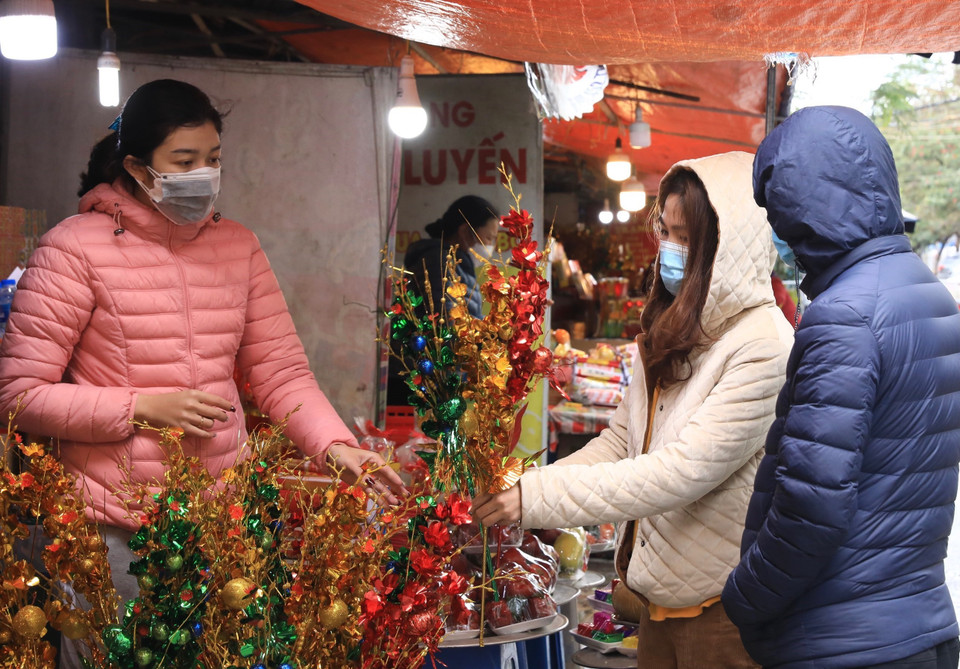 Mua đồ lễ trước khi vào cúng tại Phủ Tây Hồ ngày 13 tháng Giêng năm Nhâm Dần. (Ảnh: Hoàng Hiếu/TTXVN)